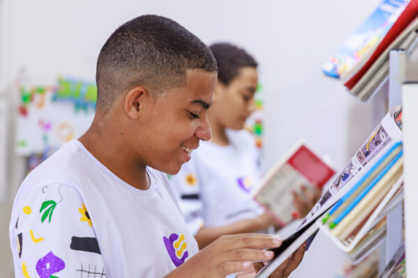 Crianças lendo na Biblioteca Peró